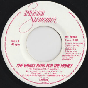 Donna Summer – She Works Hard For The Money / I Do Believe (I Fell In Love)  vinilo single 7″ usado
